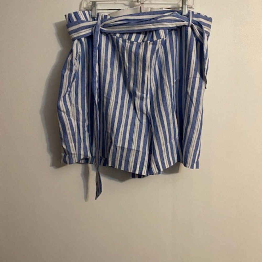 Lane Bryant Blue/White stripe High-Rise belted Linen Blend Chino shorts, size 24 - Picture 2 of 4